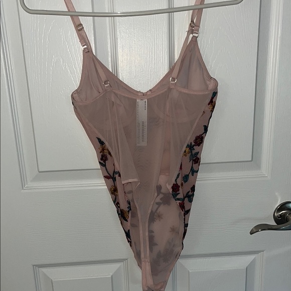 Forever 21 Blush Floral Embroidered Top NWOT - Picture 4 of 4